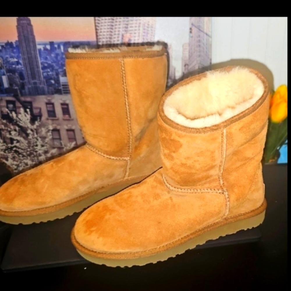 UGG CLASSIC SHORT II. Size W9